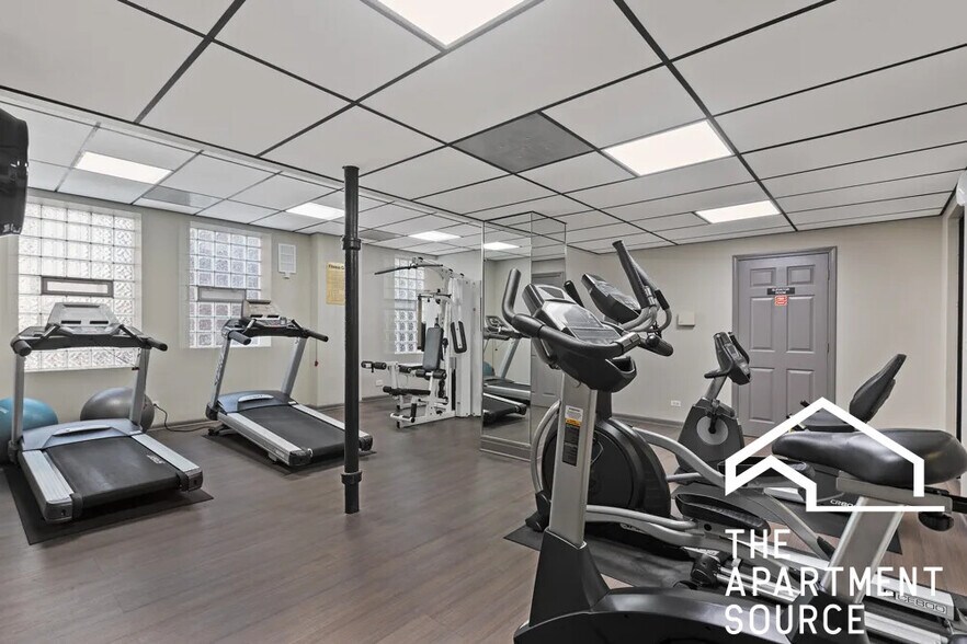 Building Photo - 4242 N Sheridan Rd