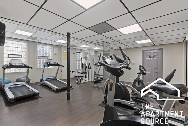 Building Photo - 4242 N Sheridan Rd