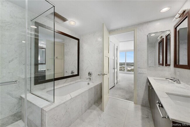 Building Photo - 1 Renaissance Square