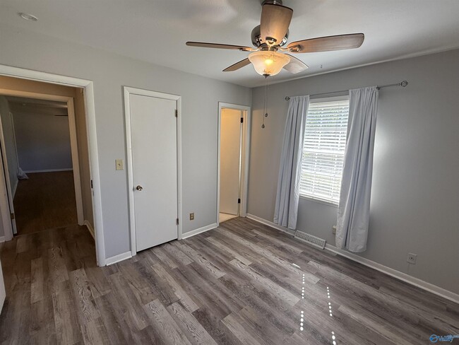 Building Photo - 300 McAlpine Dr SE