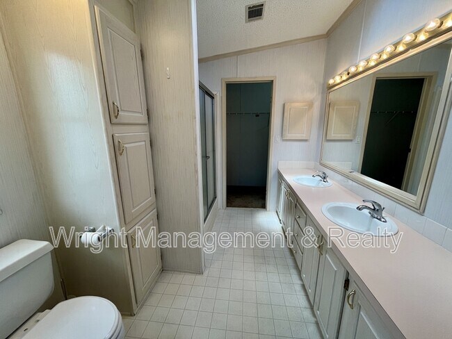 Building Photo - 10614 Hayden Ave