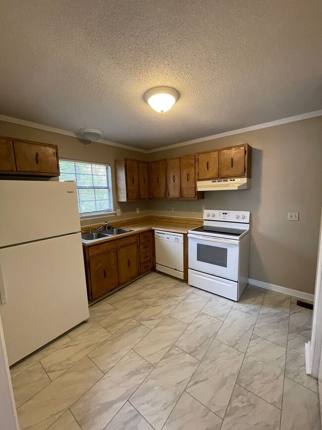 Building Photo - Secluded Hilltop Bungalow with Fenced Yard & Front Deck