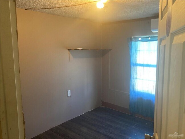Building Photo - 9919 Villa Dr