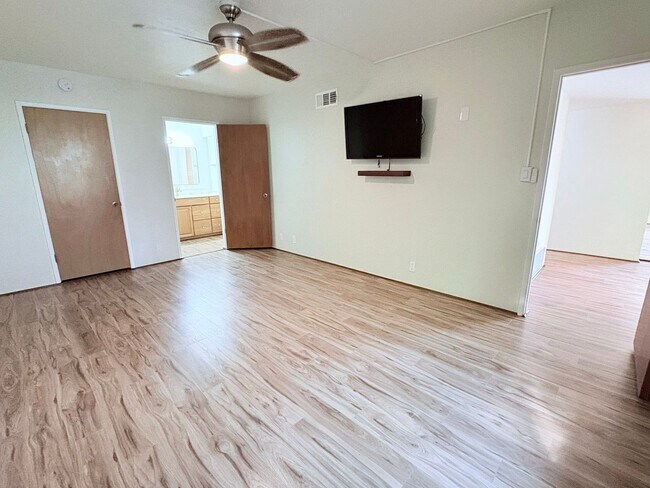 Building Photo - Lovely 2 Bedroom and 2 Bathroom Condo w/ Den! Lots of Space! *SPECIAL OFFER 2 Weeks Free Rent*