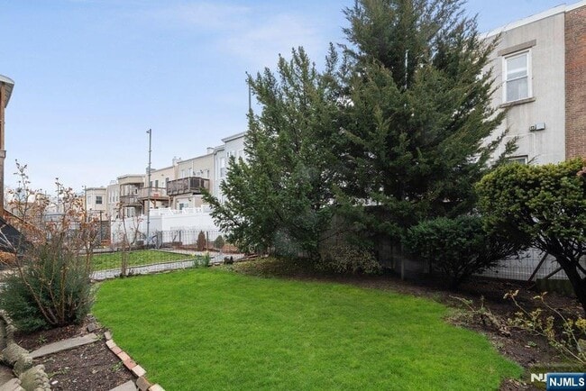 Building Photo - 133 Oak St