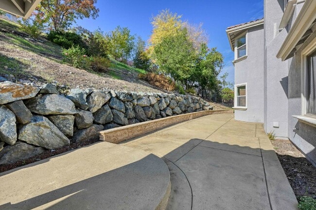 Building Photo - Beautiful home in Serrano. Must See!