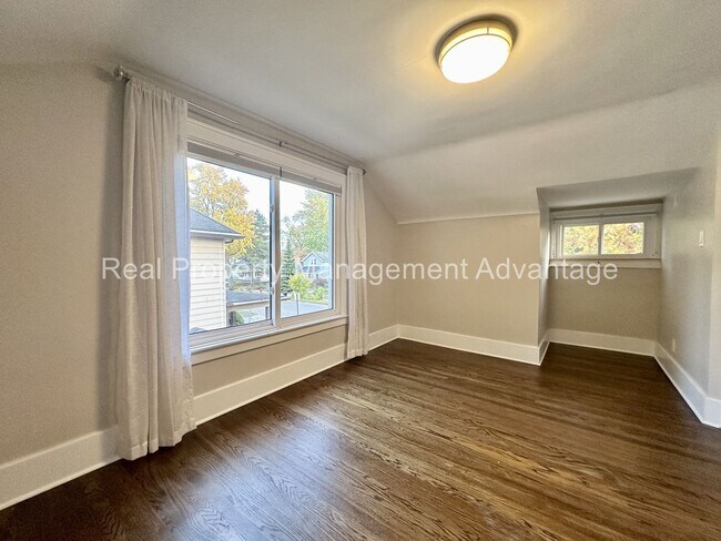 Building Photo - 310 W Hazelhurst St
