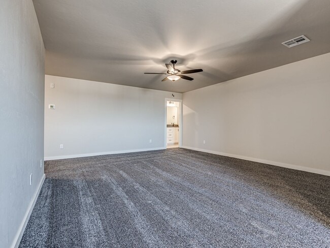 Building Photo - Newer Beautiful home in East Edmond + 4 Be...