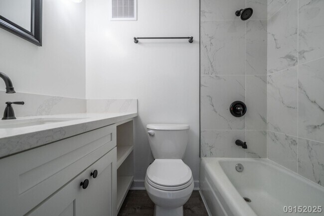 Building Photo - $2,900/mo | 2BR | 1BA | 620 sq. ft. | Move...