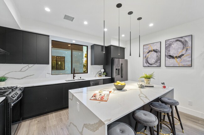 Building Photo - 18303 Oakbury Cir