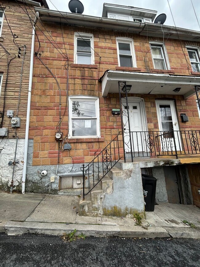 Building Photo - 3 Bedroom/ 1 Bathroom Home in Bethlehem!