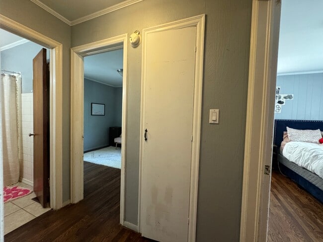 Hallway - 924 E 5th St