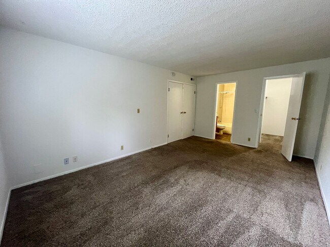 Building Photo - Nice 2 bed 2 bath second floor unit near Buckley Air Force base!