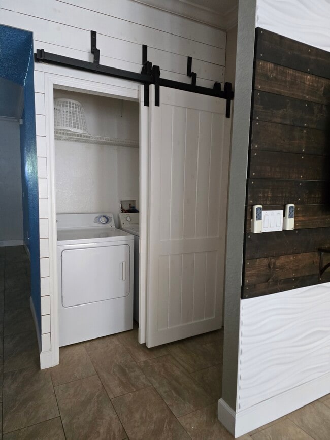 Building Photo - 802 King Neptune Ln