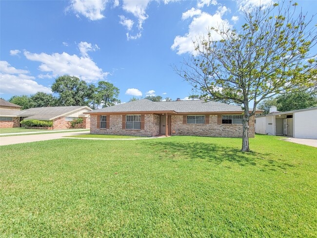 Building Photo - 2115 Forest Oaks Dr