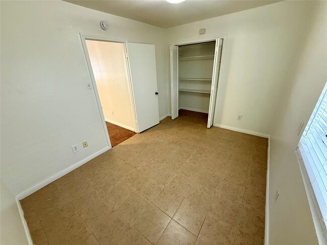 Building Photo - 1400 Justin Ln