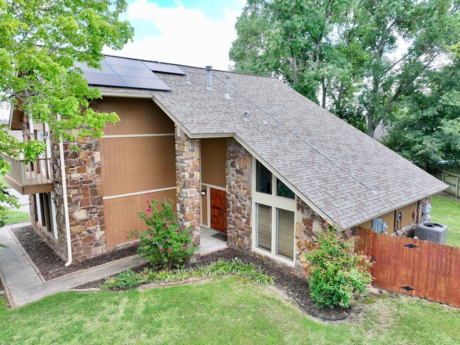 Building Photo - 3 Bedroom 2.5 Bath total 2,448 Square feet
