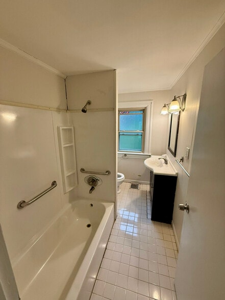 Building Photo - 39 Ferrin Pl