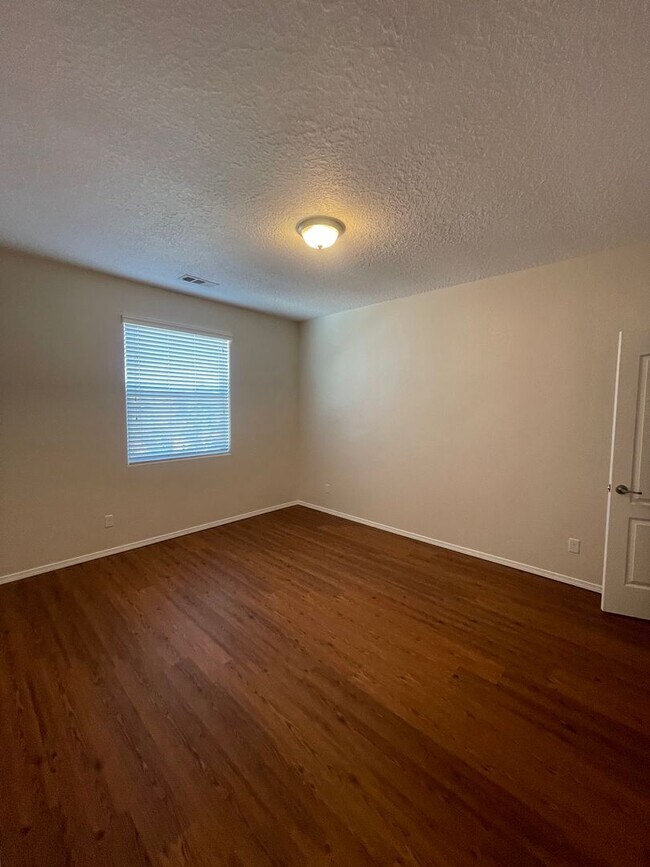 Building Photo - Pristine 4 bdr, 2 1/2 bath w/2 car garage ...