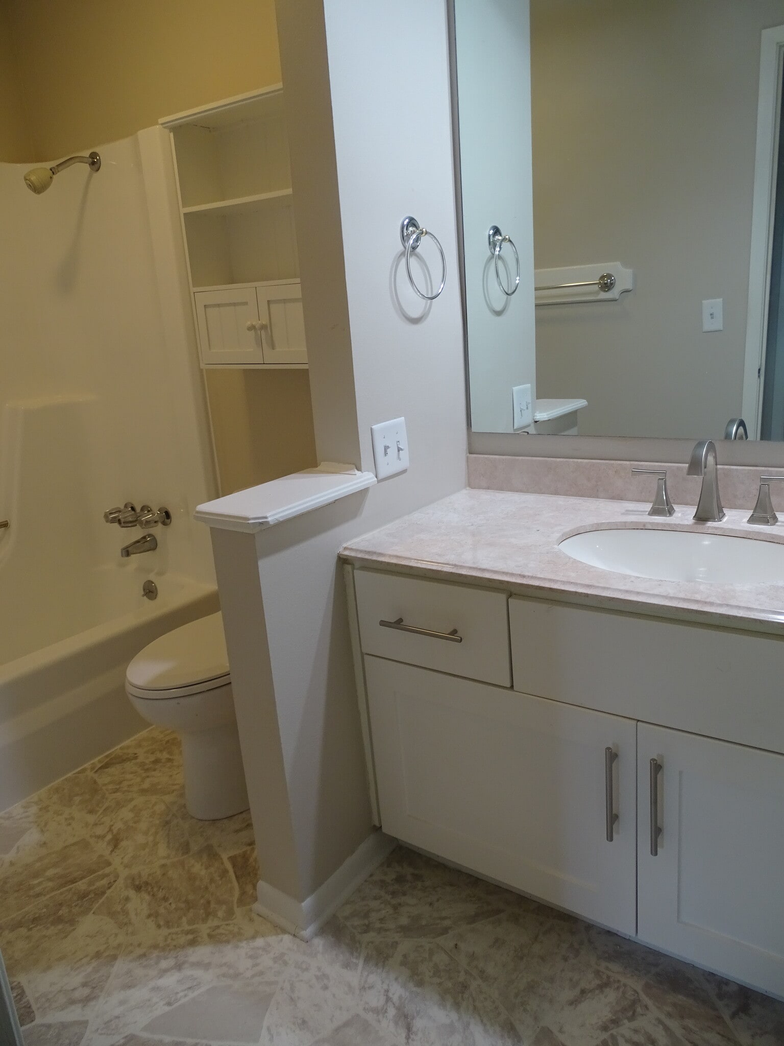 upper level main bathroom - 4548 50th St