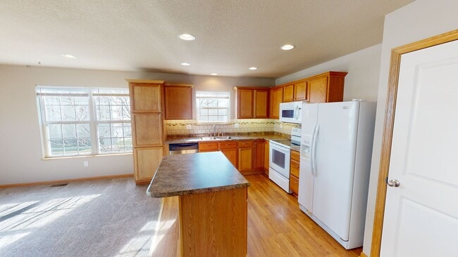 Building Photo - 2 Bedroom Townhome Available October 13th,...