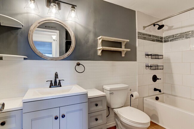 Building Photo - 2 Bedroom Downstairs Condo with Washer/Dry...