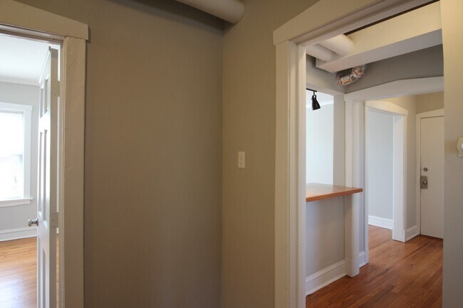 Building Photo - 2 Bed / 1 Bath Rehabbed Apartment in Hermosa near Fullerton Bus, Restaurants & Shopping. Updated ...