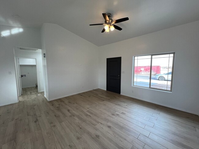 Building Photo - NEWER 3 BEDROOM HOME!