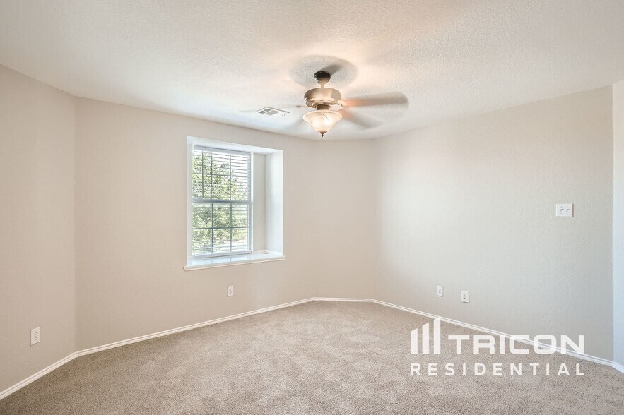 Building Photo - 101 Redbud Dr
