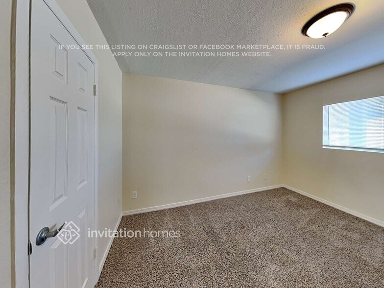 Building Photo - 3033 E Corrine Dr