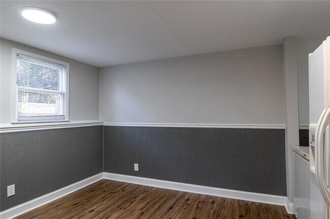 Building Photo - 3599 Lower Roswell Rd