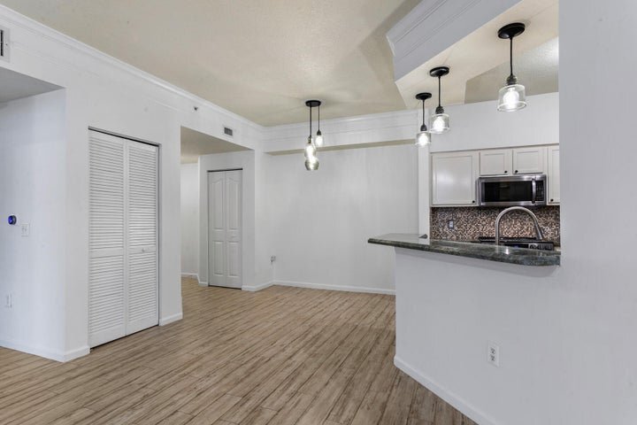 Building Photo - 10103 Myrtlewood Cir W