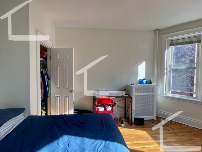 Building Photo - 6/1 Sunny charming Studio apartment just 1...