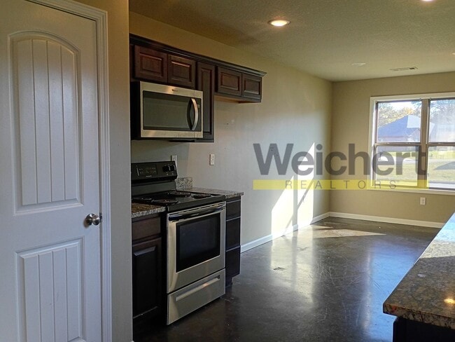 Building Photo - Spacious 3-Bed, 2-Bath Home in a Quiet Neighborhood
