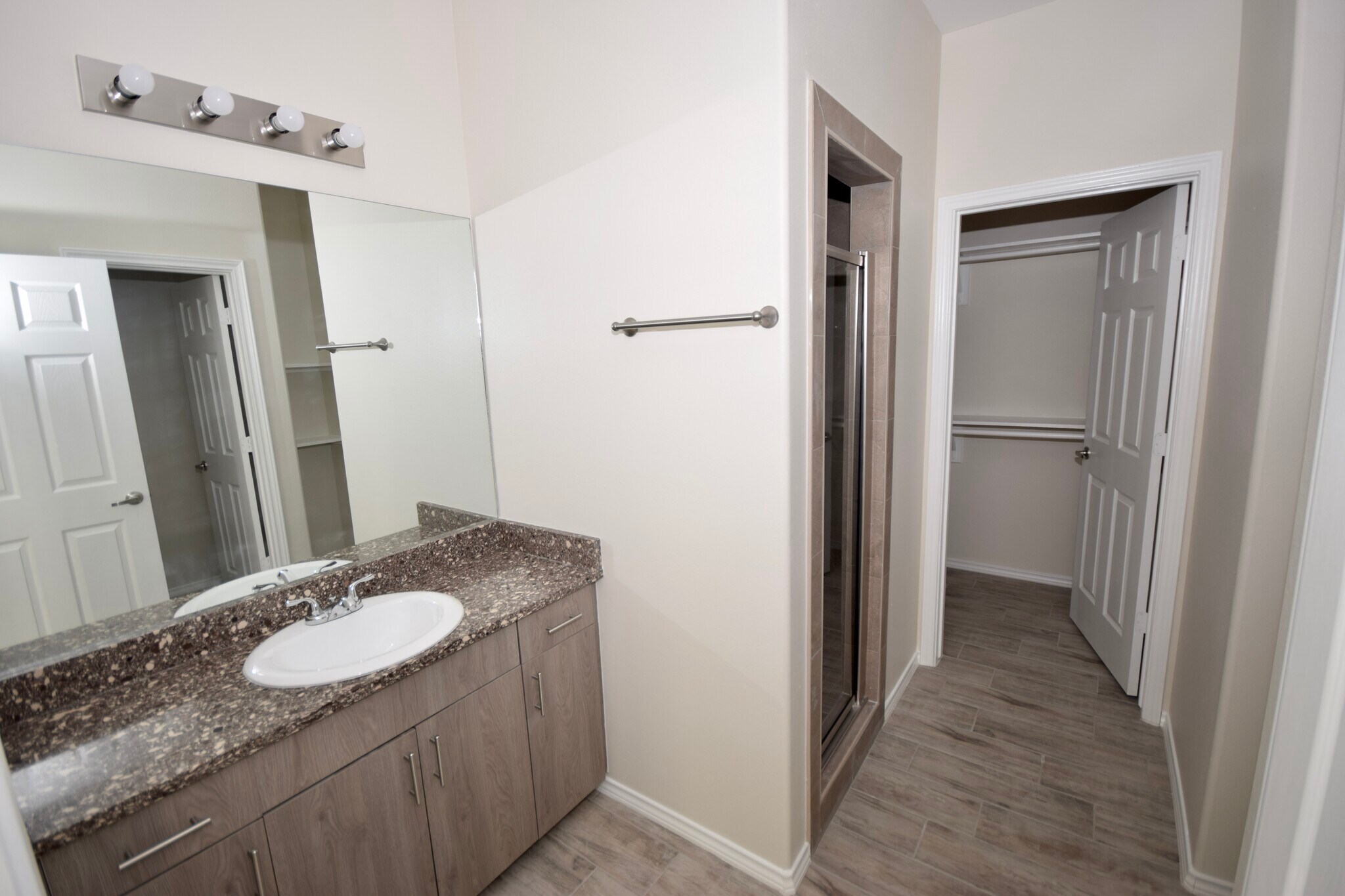 Building Photo - 5000 N Hiawatha Dr