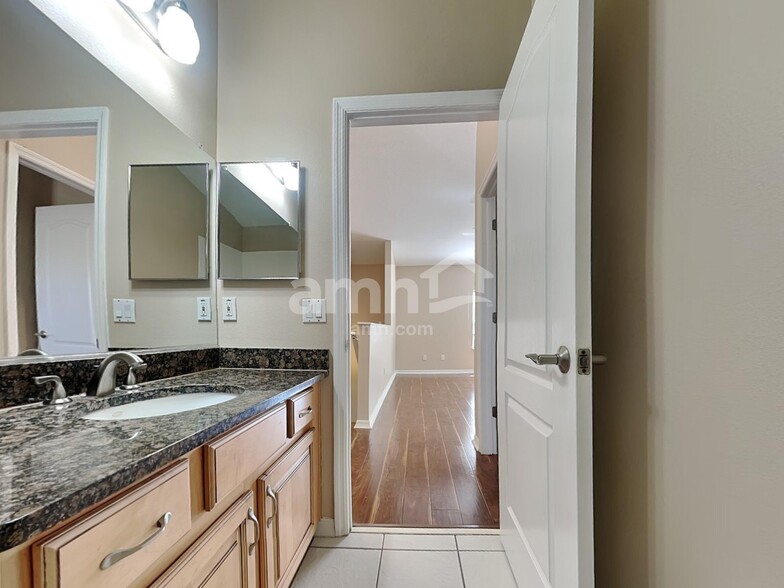 Building Photo - 9615 Laurel Ledge Dr