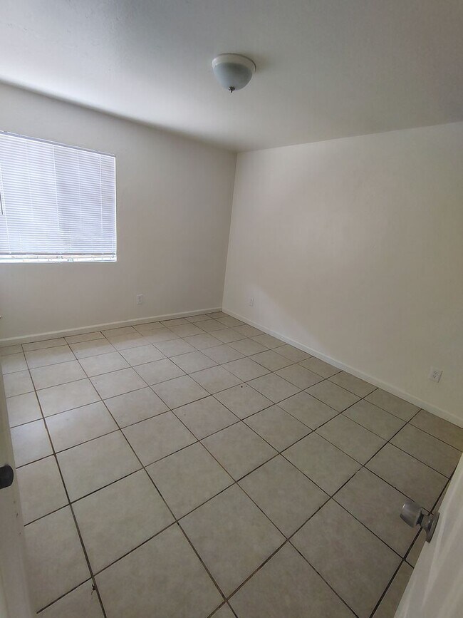 Building Photo - 2 Bed / 1 Bath – Gated Unit with Private Patio | Bakersfield