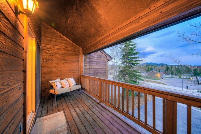 Building Photo - 7 Lookout Ridge Dr