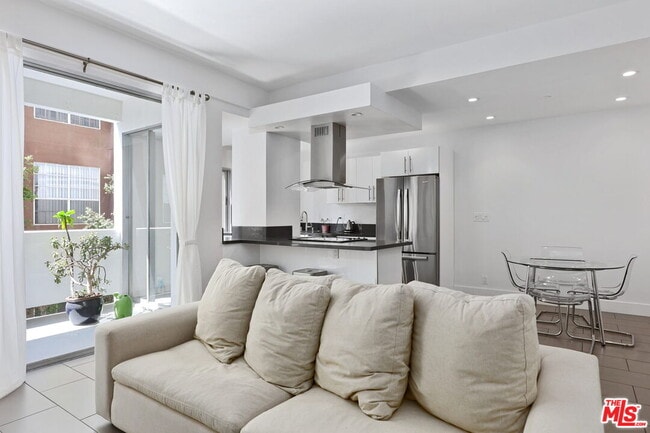 Building Photo - 7250 Franklin Ave