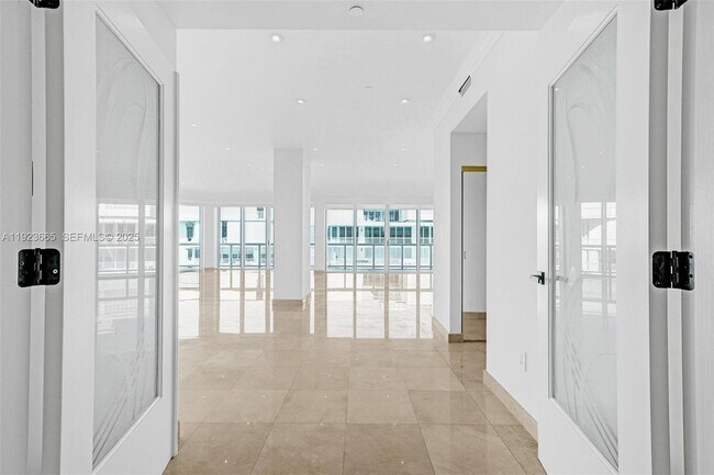 Building Photo - 10101 Collins Ave