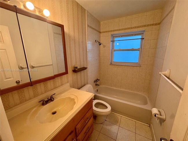 Building Photo - 4720 SW 25th Terrace