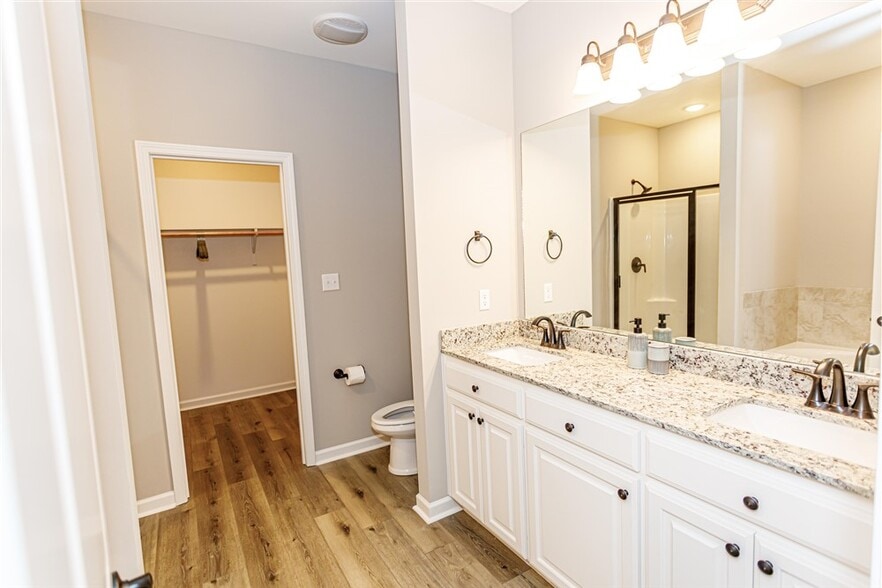 Primary Bathroom - 2931 Niccoline Way