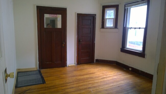 Building Photo - 612 N Washington St