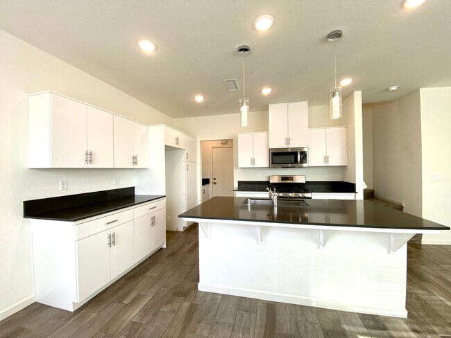Building Photo - $2,195, 3 Bedroom In Gated Community with ...