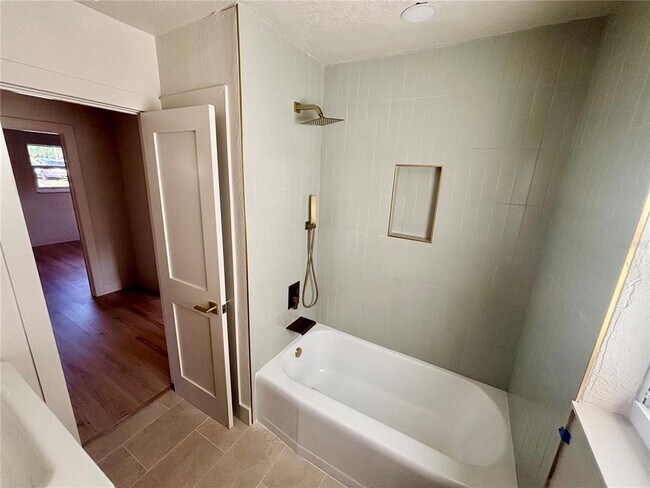 Building Photo - 644 Manor Dr W