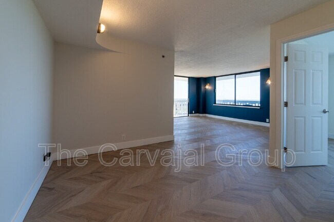 Building Photo - 400 E Colonial Dr