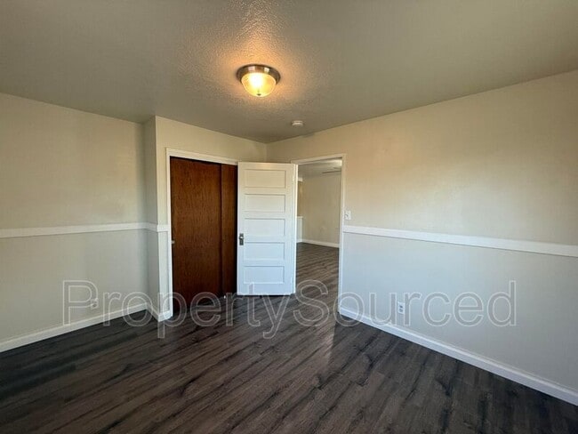 Building Photo - 208 N Acacia Ave