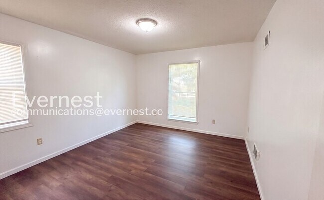 Building Photo - 3 Bed/2 Bath Home with Carport / Vouchers Accepted /Available Now!