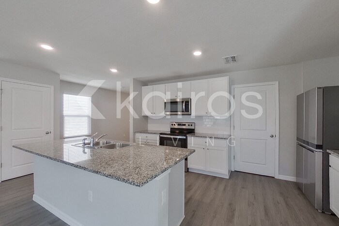 Building Photo - 8644 SW 44th Ct