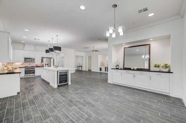 Building Photo - Luxury Single Story 3 Bedroom!